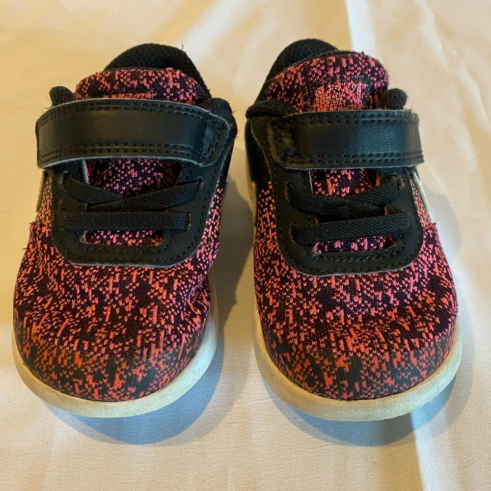 Nike Pink & Black baby tennis shoes Size 5C